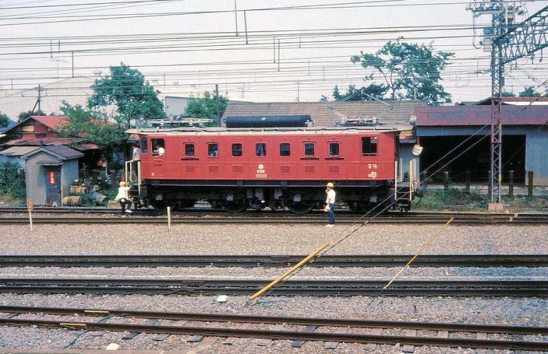 Seibu-Konzern E52: 2 bei Brown, Boveri Co. in Baden (Schweiz) gebaute Loks für Gleichstrom 600/1200/1500V wurden 1923 an die Japanische Staatsbahn geliefert (erst Nr.1020/21, dann ED12 1 und 2). Die als sehr leistungsfähig bezeichneten Loks führten äusserst zuverlässig Güterzüge auf der Tokaido-Küstenlinie bis 1949. Dann gingen sie an den Seibu-Konzern (vgl. Tokyo S-Bahn) über und erhielten die Nr. E51 und E52. Sie blieben im Güterverkehr, bis dieser bei Seibu weitgehend eingestellt wurde. E51 wurde 1976 abgebrochen, E52 steht seit 1987 im Depot Yokose des Seibu-Konzerns. Im Bild ist die E52 in Tokorozawa, 10.Juni 1972. 