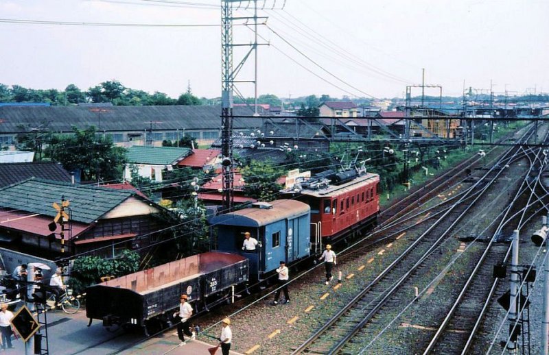 Seibu-Konzern E52: Die Lok rangiert im Areal des Bahnhofs Tokorozawa ausserhalb von Tokyo. Noch gibt es hier Güterverkehr. 10.Juni 1972. 
