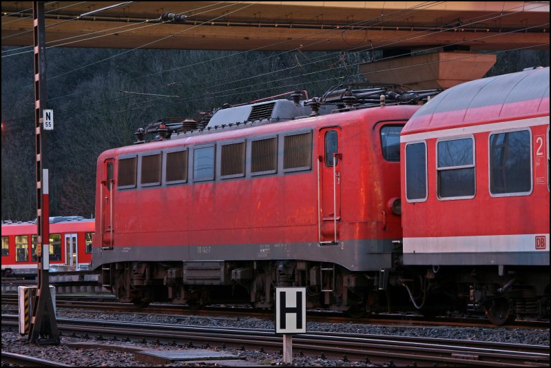 Seit 1959 in Kln zuhause. Die Kln-Deutzfelder 110 142 steht mit einer N-Wagengarnitur in Siegen.
