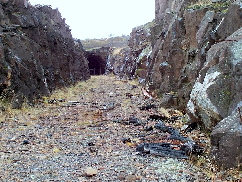 Seit 1988 wegen eines Erzzug-Unfalles auf der Norddalen-Brcke  stillgelegte alte Teil-Strecke, die Brcke ist hinter dem nchsten Tunnel, aufgenommen am 10.10.2006.