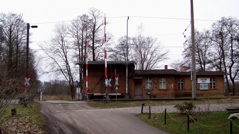 Seit 1994 wird die Station  Ragow  nicht mehr von der DB AG angefahren. Bis zum August oder so sollen wohl noch die Schranken mit der Hand gekurbelt werden, ab dann werden neue Halbschranken diesen Posten bernehmen. 