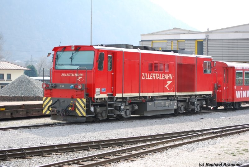Seit 2004 fahren die  Lupo  von Gmeinder auf der Zillertalbahn, sowohl vor schweren Holzzgen, als auch im Personenverkehr. Hier wartet die D14 vor dem Depot Jenbach am 05.04.09 auf ihren nchsten Einsatz.
