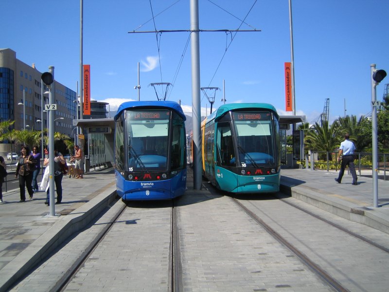 Seit 2007 gibt es auf Teneriffa zwischen der Inselhauptstadt Santa Cruz und der Universittstadt La Laguna eine hochmoderne Stadtbahnstrecke, die auf ihrem Weg 600 Hhenmeter berwindet. Hier zwei Alstom Citadis Niederflur-TW an der Endhaltestelle  Intercambiador  am Hafen von Santa Cruz de Tenerife. (Mai 2009)   