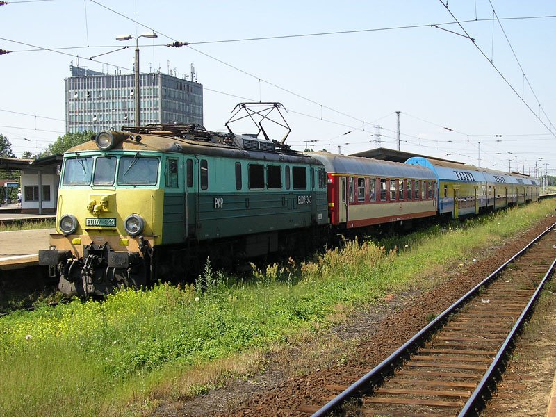 Seit 2007 whrend der Sommerferien wird der D-Zug  Hutnik  mit Dosto-Garnitur bedient. EU07-343, Warszawa Zachodnia, 24.06.2007.