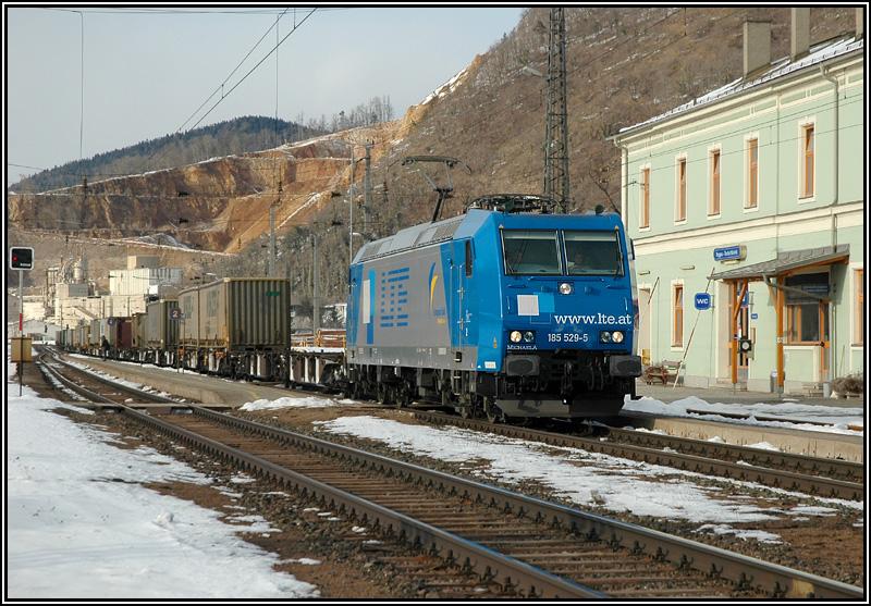 Seit 27.2.2006 verkehrt nunmehr auch die zweite LTE 185er im hauseignen Design. Zus�tzlich zum LTE Logo erhielt die Lok noch das European Bulls Logo an den Seitenw�nden. Am 7.3.2006 konnte ich 185 529-5 bei einem kurzen Fotohalt im Bahnhof Peggau-Deutschfeistritz mit ihrem G 43937, von Neuss kommend, fotografieren.