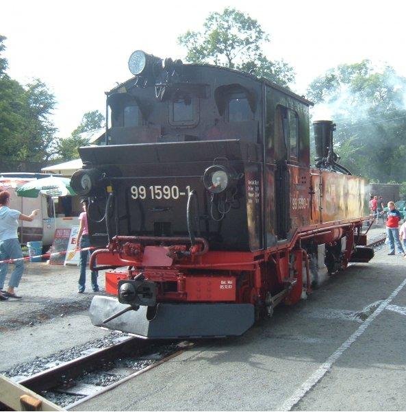 Seit 55 Jahren wieder Dampf im Schwarzbachtal! Eigens fr das Bahnhofsfest in Lohsdorf wurde die IV K 99 1590-1 der IG Prenitztalbahn herangeschafft. 