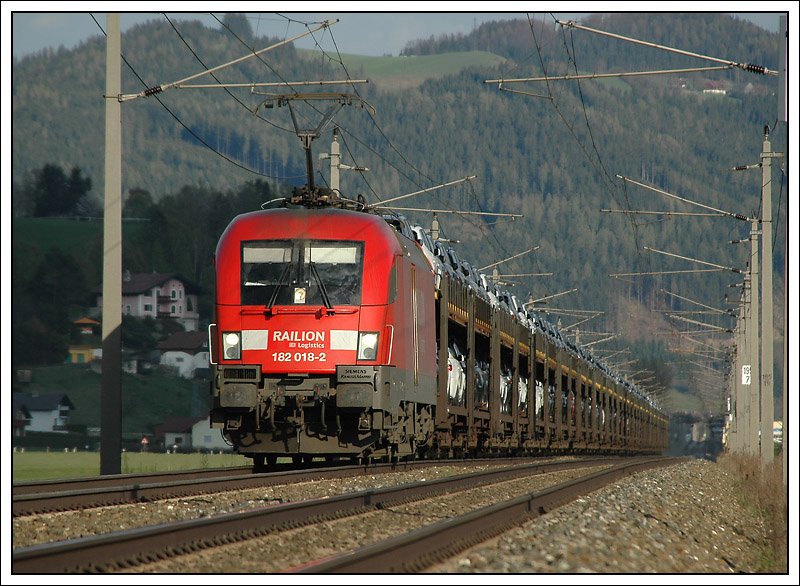 Seit April gibt es in der Steiermark eine zustzliche 182er Leistung - 57672 von Kalsdorf ber St. Micheal nach Bremerhafen. Zu sehen ist die 182 018 mit dem als 48928 ab St.Michael verkehrenden Zug auf der Fahrt nach Bremerhaven. Die Aufnahme entstand in Seiz in der Obersteiermark. Htte ich vorher gewut, dass es sich bei diesem Zug um eine 182er Leistung handelt, htte ich eine Landschaftsaufnahme gemacht.