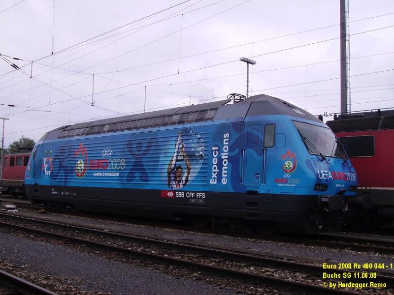 Seit Beginn der Euro 2008 verkehren einige Re 460 planmssig im EC/IC-Verkehr nach Buchs SG. Hier wartet Re 460 044-1 auf ihre nchste Leistung nach Zrich HB.
11.06.08