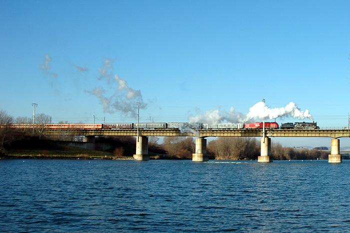 Seit der Dampfsonderfahrt am Wechsel gibt es in sterreich keine reinen Dampfsonderzge mehr. Am 8.12.2005 wurde von Wien Ost ein Sonderzug mit der 310.23 nacht Bratislava in Verkehr gesetzt. Weitere Kommentare (zur 2016 und den Schlieren) mchte ich mir aber ersparen.