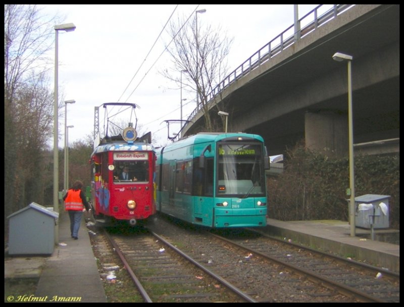 Seit dem 05.02.1977 empf�ngt der Ebbelwei-Express Menschen aus aller Welt in seinem rustikalen Ambiente - und schaukelt sie mit  St�ffche , Brezel und Musik durch die Stadt. Am 03.02.2007 fand aus Anla� des 30j�hrigen Jubil�ums des Ebbelwei-Express eine Sonderfahrt mt dem Triebwagen 106 (Bauart K Baujahr 1954 Waggonfabrik Gebr�der Cred�) statt. Die Aufnahme zeigt den Triebwagen 106 neben dem 8. Zug der Linie 16 mit dem S-Triebwagen 216 in der Umsetzanlage in Ginnheim. 