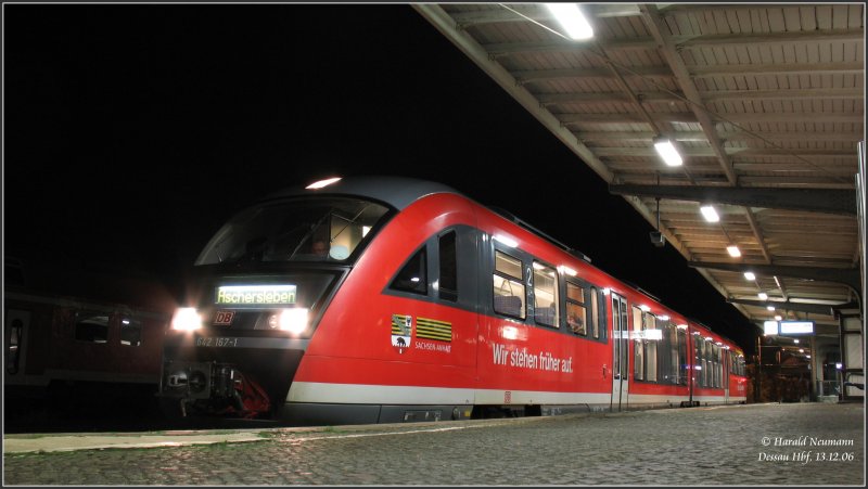 Seit dem 10.12.06 (f�r die n�chsten 12 Jahre) f�hrt auf dem Altmark-B�rde-Anhalt-Netz in Sachsen-Anhalt die  Elbe Saale Bahn , ein Tochterunternehmen von DB Regio. Seitdem zieren die 642er dieser Bahn die Schriftz�ge  Elbe-Saale-Bahn  sowie das Sachsen-Anhalt-Wappen und der anhaltinische Werbeslogan  Wir stehen fr�her auf  der die Wirtschaftsbosse ins geplagte Land ziehen soll. Hier Tw 642 167 in Dessau Hbf als RB36932 nach Aschersleben.