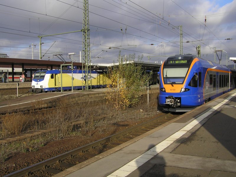 Seit dem 10.12.2006 hat Gttingen 2 Privatbahnen. Den metronom und cantus. Metronom-Lok ist die ME 146-10 und cantus 427 502.