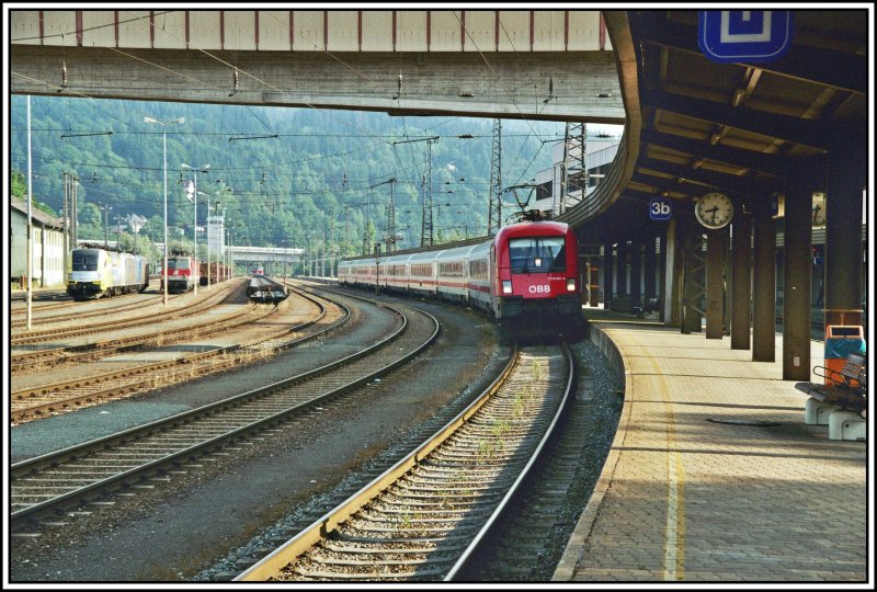 Seit dem 10.Dezember 2006 geschichte: 1116 081 steht mit dem EuroCity 81  Garda  von Mnchen nach Verona Porta Nuova im Bahnhof Kufstein und wartet auf die Ausfahrt.