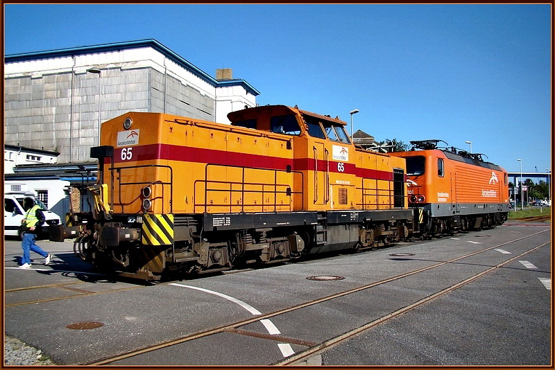 Seit dem 13.09.2004 dabei und heute gibt`s Nr 600. :-)
 EKO  65 (292 065-9) & 143 001-6 rangieren vor den Toren des Nordhafen`s in Stralsund.  am 13.06.09 