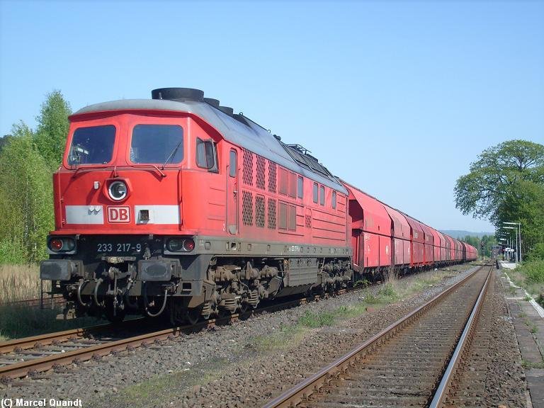 Seit dem 21. April fhrt der Gipszug nach Stadtoldendorf eine Umleitung via Ottbergen-Bodenfelde,so konnte ich den Zug an seinem ersten Umleitertag auch gleich in Ottbergen ablichten.
Vorne hing Ilmebahn V 100.01 und hinten dran(hier auf dem Bild zu sehen)hing 233 217.
