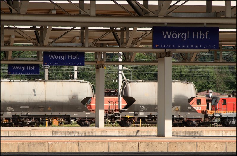 Seit dem Fahrplanwechsel vom 10 Dezember 2006 heit der Bahnhof Wrgl  Wrgl Hauptbahnhof . Im Hintergrund ist die 1044 120. (04.07.2008)