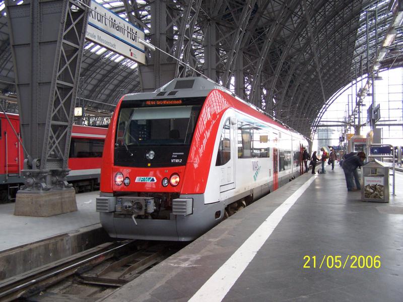 Seit dem Fahrplanwechsel im Dezember 2005 fhrt das Unternehmen VIAS im Odenwald zwischen Eberbach und Hanau Hbf/Frankfurt (Main) Hbf bzw. Darmstadt. VT101.2 wartete am 21.05.2006 in Frankfurt (Main) Hbf. Am 22.04.2006 wurde dieses Unternehmen von einem DB-lokfhrer als  die Fiaskobahn in in den Odenwald, die VIAS  bezeichnet. Na dann, VIAS K.o... Die Triebwagen werden ja auch ShItino genannt. 