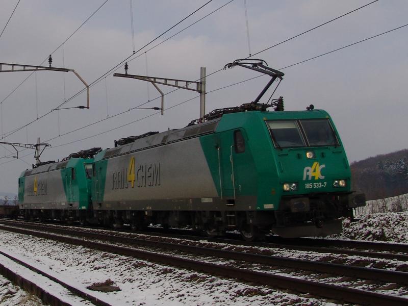 Seit dem Fahrplanwechsel fhrt nun auch die R4C durch die Schweiz. Hier ist die Br 185 533-7 und eine weitere Br 185 am 22.12.04 auf der Strecke zwischen Oberrti und Rotkreuz.

