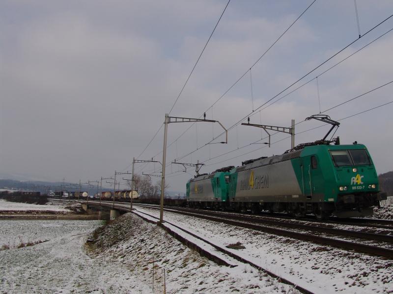 Seit dem Fahrplanwechsel fhrt nun auch die R4C durch die Schweiz. Hier ist die Br 185 533-7 und eine weitere Br 185 am 22.12.04 auf der Strecke zwischen Oberrti und Rotkreuz.

