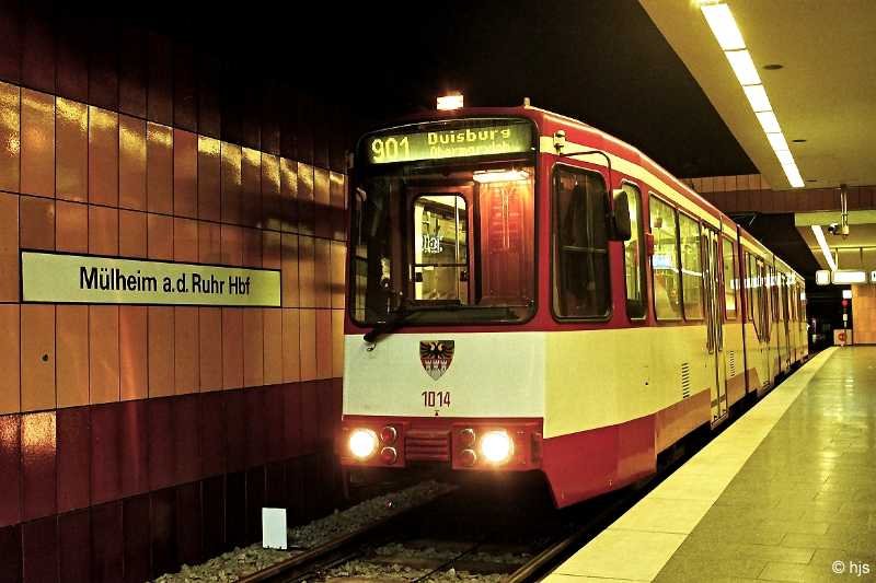 Seit dem Herbst 1999 endet die Duisburger SL 901 unterirdisch am Mlheimer Hauptbahnhof (10. Oktober 1999).