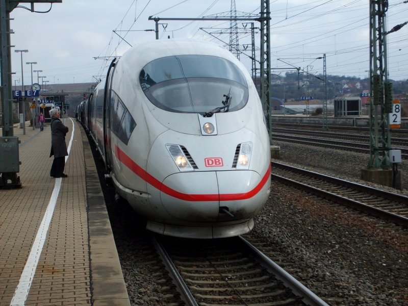 Seit ein paar Jahren halten auch wieder ICE 3 in Vaihingen/Enz sonst sind die Zge immer nur durch gefahren. Der ICE 712 fhrt aber Maniz und Wiesbaden an und nicht wie gewohnt Frankfurt Fernb. Flugahfen. Vaihingen, 23.02.09