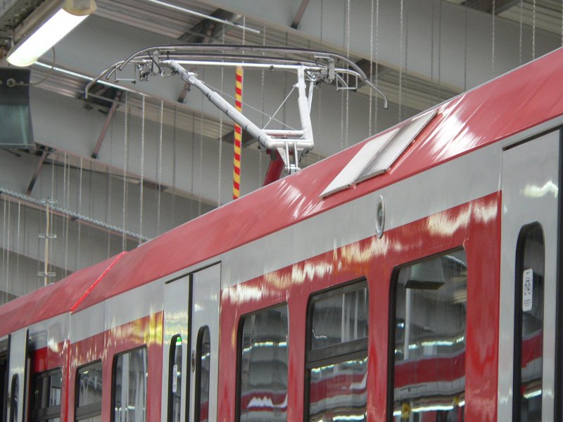 Seit einigen Monaten werden einige Fahrzeuge der BR 474 zuszlich fr Oberleitungsbetrieb ausgerstet. Sie knnen damit auf neuen Strecken, beispielsweise bald nach Stade, fahren. 2.9.2007, Tag der offenen Tr, Ohlsdorf