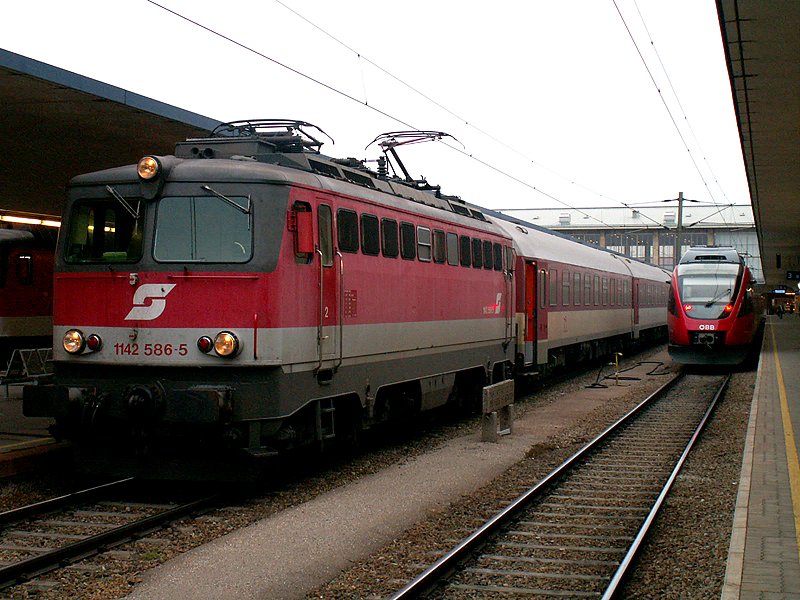 seit einigen Tagen werden die IC's Wien West-Bratislava nicht mehr mit Loks der Reihe 1014, sondern 1044 oder 1142 bespannt. Auf dem Bild ist IC 405 mit 1142 586 zu sehen. (15.2.2008)