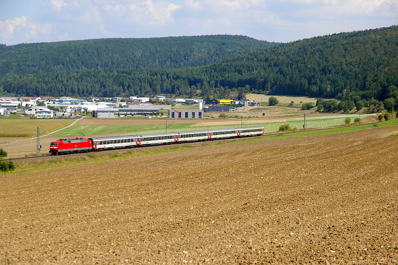 Seit einiger Zeit fahren auf der Gubahn wieder ICs. Hier zieht am 10. September 2009 eine unerkannt gebliebene 120er den IC 487 (Stuttgart-Zrich) bei Tuttlingen in Richtung Singen. 