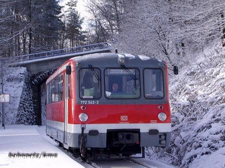 Seit einiger Zeit verkehrt die erste verkehrsrote Ferkeltaxe der Baureihe 772 zwischen Glauchau und Wechselburg. Das Foto zeigt den Triebwagen bei der Einfahrt in den Haltepunkt 'Amerika'.