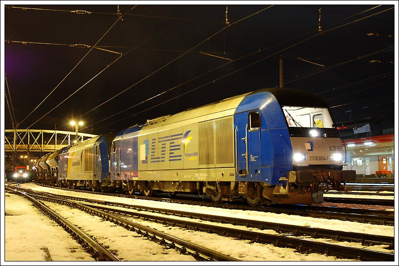 Seit einiger Zeit verkehrt der LTE Kokszug von Burghausen nach Ziar Nad Hronom ( 250 km �stlich der �sterr. Staatsgrenze) nicht mehr �ber Ried im Innkreis, sondern �ber Salzburg. Wegen des hohen Gewichtes des Zuges wird in der Regel in Doppeltraktion oder Tandem gefahren, wobei als Zuglokomotiven alle LTE - Diesellokomotiven eingesetzt werden k�nnen, welche in allen drei L�ndern zugelassen sind und die ganze Strecke system�bergreifend bedienen k�nnen. Die Aufnahme vom 27.2.2009 zeigt 47195 beim Halt in Salzburg, wo 2016 904 als Vorspann vor 2016 903 auf den Zug kam.