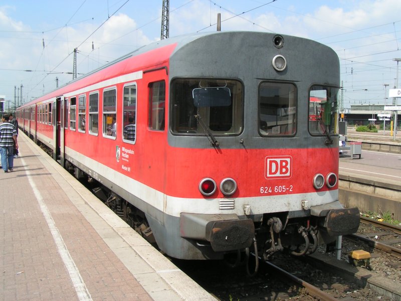Seit etwa Ende 2004 lngst Vergangenheit: DB Dieseltriebwagenzug 624 605-2 ( VT 24 / BR 624 ) im Dortmunder Hauptbahnhof am 20.05.2004.