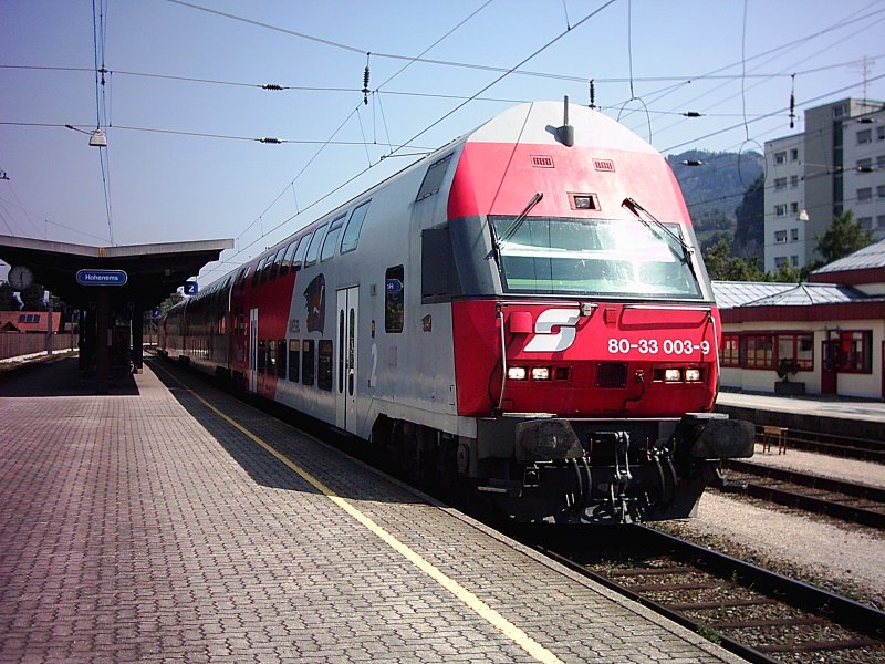 Seit der Fahrplannderung 2005 sind die  Wiesel-Doppelstockwagen  der BB in Vorarlberg im Plandienst einbegriffen. Hier fhrt gerade eine Garnitur von Bregenz nach Bludenz als Eilzug und steht am 2.8.2006 in Hohenems zur Abfahrt bereit.