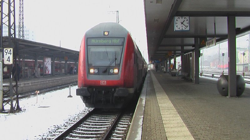 Seit Fahrplanwechsel 2009 fahren wieder Doppelstockwagen nach Wrzburg. Denn der RE nach Erfurt/Bad Kissingen fhrt erst um eine Minute nach der vollen Stunde ab und dadurch ensteht eine Taktlcke, die geschlossen werden muss, weil sie fr den 60 Minuten Takt durch berschneidung aller RE Linien im nord-stlichen Raum Bayerns ntig ist. Daher werden die Doppelstockwagen, die sonnst nur bis Schweinfurt gefahren sind bis Wrzburg verlngert und haben dort alle 4 Stunden ber eine Stunde Aufenthalt und 2 Stunden versetzt dazu fahren sie bis Frankfurt weiter. Wrzburg, 15.01.2009, 13:22 Uhr.