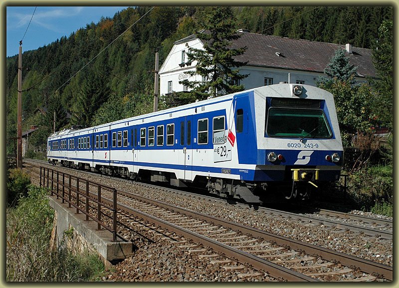 Seit Fahrplanwechsel im Dezember 2005 sind die Triebwagen der der Reihe 4020 zwischen Mrzzugschlag und Payerbach-Reichenau unterwegs. Mit Steuerwagen 6020 243 voraus, 4020 243 beim Edlach Hof auf der Semmering Sdrampe am 8.10.2006.