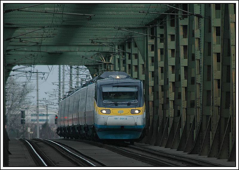 Seit Fahrplanwechsel im Dezember 2006 kommen die tschechischen Pendolinos zwei Mal am Tag nach Wien. EC 75  Smetana  von Praha-Holesovice (Prag) nach Wien bei der Querung der Donau kurz vor der Haltestelle Praterkai, aufgenommen am 28.1.2007.