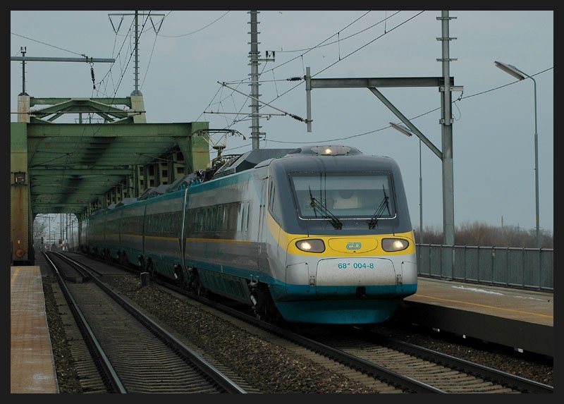 Seit Fahrplanwechsel im Dezember 2006 kommen die tschechischen Pendolinos zwei Mal am Tag nach Wien. EC 75  Smetana  von Praha-Holesovice (Prag) nach Wien bei der Querung der Donau kurz vor der Haltestelle Praterkai, aufgenommen am 28.1.2007.