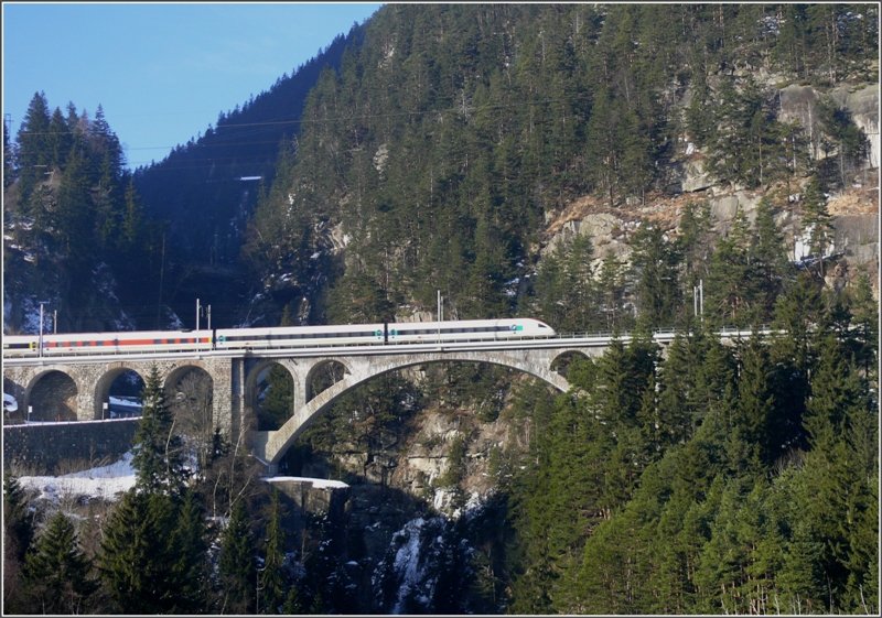 Seit Fahrplanwechsel verkehren auf der Gotthardlinie ICN bis Lugano. Beobachtet habe ich diesen ICN vom Friedhof der berhmten Kirche von Wassen aus. (10.01.2009)