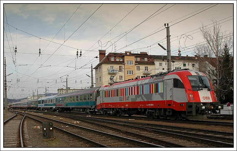 Seit Fahrplanwechsel werden einige EC's mit der Reihe 1216 traktioniert. Darunter auch der EC OEC 151  Emona  von Wien nach Ljubljana. Da das Triebfahrzeug an der Grenze zu Slowenien in Spielfeld noch immer gewechselt werden muss (ursprnglich waren Langlufe auf der gesamten Strecke geplant) kamen wir in der Steiermark in den Genuss 1216 226 vor diesem Zug anzutreffen. 1216 226 ist eine 1216 der Variante C also fr Einstze in den  folgenden Lndern vorgesehe: A/D/CZ/SK
