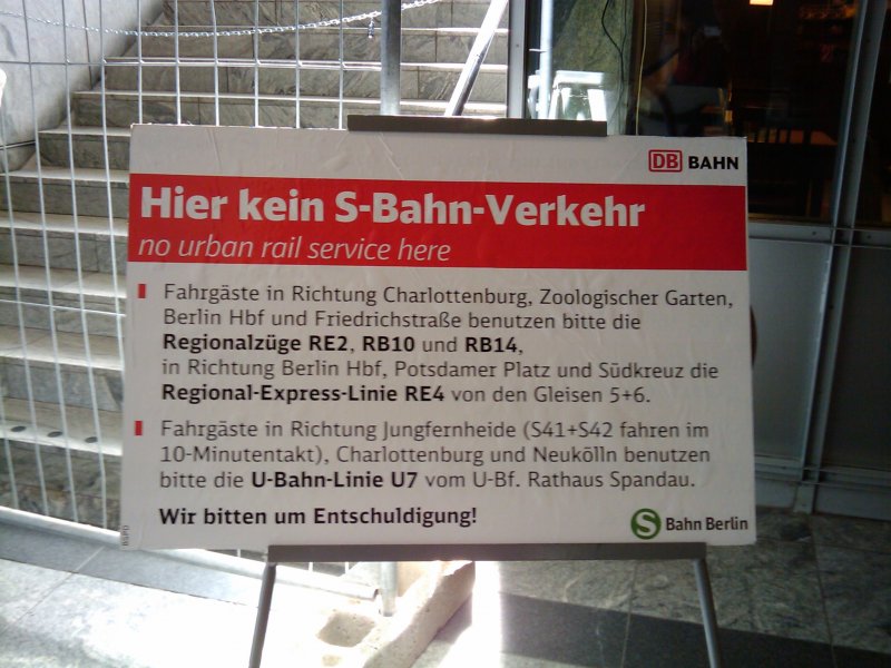 Seit heute (20.07.2009) steht in Berlin auf der Stadtbahn die S-Bahn still. Hinweistafel fr Fahrgste in Berlin-Spandau.