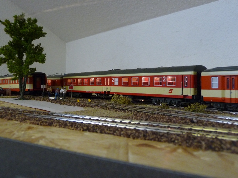 Seit heute neu in meiner Sammlung ist dieser Mitteleinstiegswagen der BB. Er erhielt auch gleich Innenbeleuchtung und befindet sich gerade zwischen zwei ebenfalls beleuchteten kurzen Schlierenwagen. Links im Bild sind zwei Schrzenwagen zu erkennen.
Fahrzeugtyp und -nummer: Bmpz 50 81 21-34 040-2, Roco Artikelnummer: 45530, Preis: 62 ohne Beleuchtung (03.08.09)