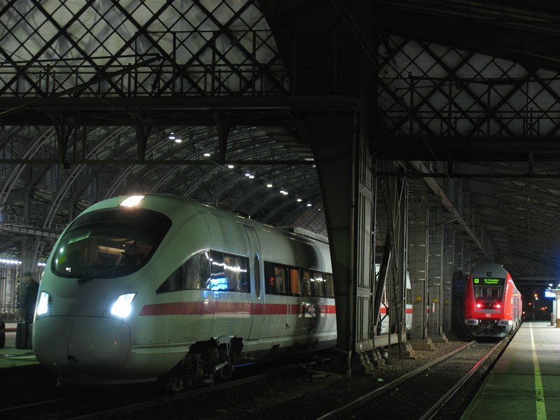 Seit Jahren wieder mal ein Diesel-ICE in Dresden, am 08.12.2007 kamen zwei Garnituren als ICE 1759 aus Kln. In Dresden-Neustadt daneben die S-Bahn zum Flughafen.
