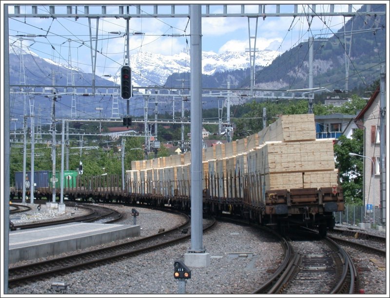 Seit kurzer Zeit verlassen die ersten Wagen mit Schnittholz die Grosssgerei Stallinger in Domat/Ems.Hier am Schluss eines 1800to schweren Gterzuges aus Ems Werk bei der Ausfahrt aus Chur. (16.05.2007)