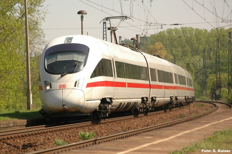 Seit Mitte April 2009 fhrt die Linie 28 (Berlin-Nrnberg) wieder komplett mit ICE-T. Hier 411 518 in Leiling als ICE73929 (25.04.09)