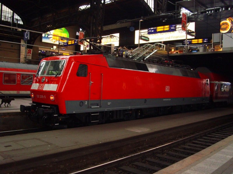 Seit Mitte April fahren nun die Zge des HanseExpress zwischen Hamburg und Rostock mit umgebauter BR 120. Hier im Hauptbahnhof Hamburg.
