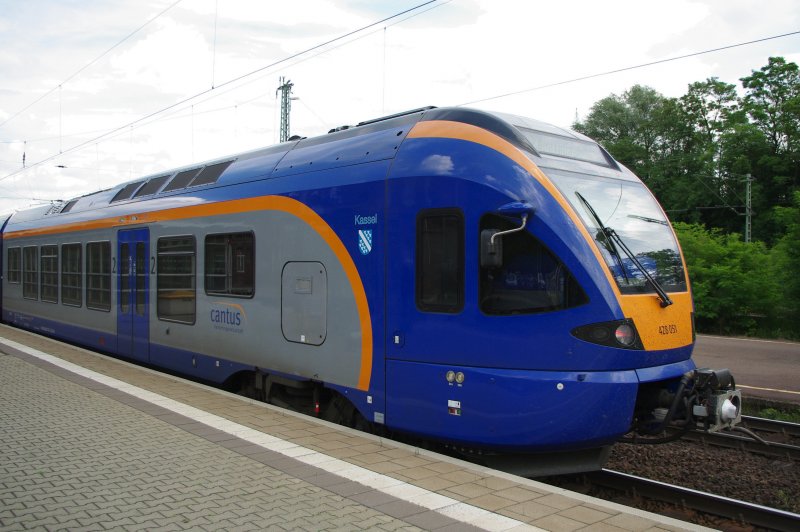 Seit neuestem hrt 428 051 der Cantus Verkehrsgesellschaft auf den Namen  Kassel . Aufgenommen am 19.06.2009 in Eichenberg.