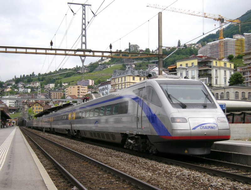 Seit neustem verkehren die EC 124/123 Milano - Genve - Milano statt mit Re 460 und Komposition mit einem CIS ETR 470.
Hier der CIS ETR 470 004 in seiner neuen Beklebung als EC 123 beim Halt in Montreux am 8. Juni 2008.