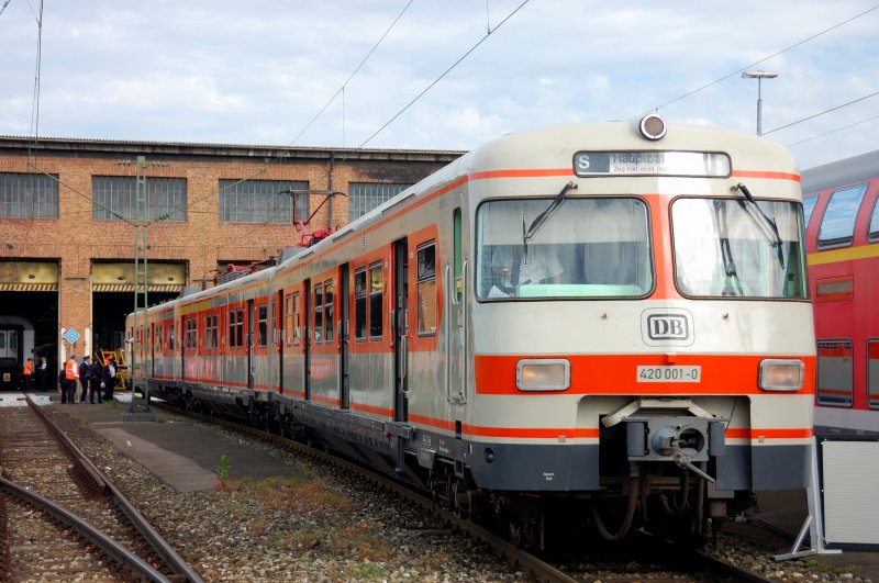 Seit seinem Abnahmedatum im Dezember 1969 hat 420 001-0 ca 3,5 Millionen km zur�ckgelegt entsprechend 87 Erdumrundungen. Wieder in kieselgrau/reinorange und bestens gepflegt wird das bayrische Sch�tzchen umsorgt, aber immer noch eingesetzt. Heute, 31.05.2008, zum Beispiel im Pendelverkehr M�nchen Hbf - Pasing-West.