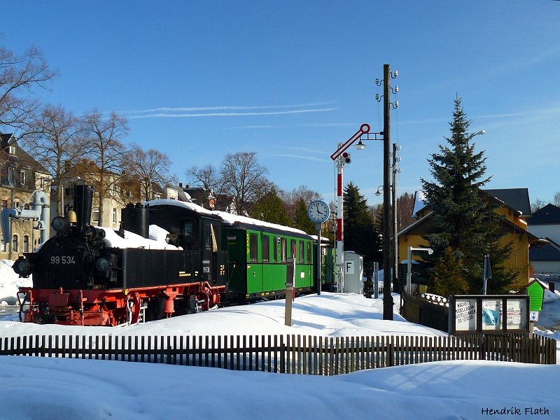 Seit ber 25 Jahren steht sich 99 534 in Geyer die Radreifen platt. Die Maschine und die Wagen machen uerlich einen Recht gepflegten Eindruck. Aufnahme vom 01.03.2009
