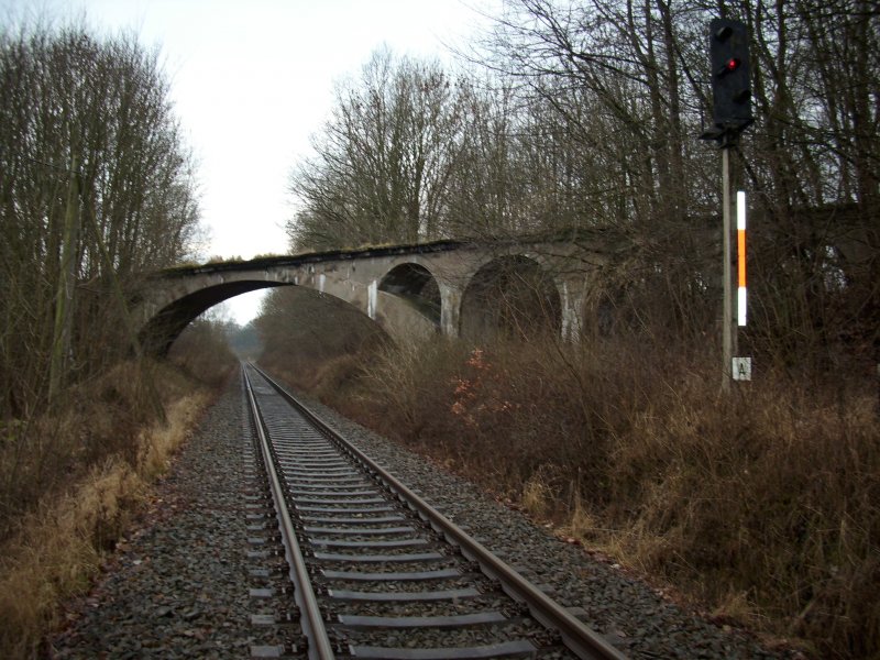 Seit ber 30 Jahren erinnert der Schmalspurviadukt in Putbus an die ehmalige Schmalspurbahn Putbus-Altefhr.Rechts ist das Normalspureinfahrsignal  A  zu erkennen.