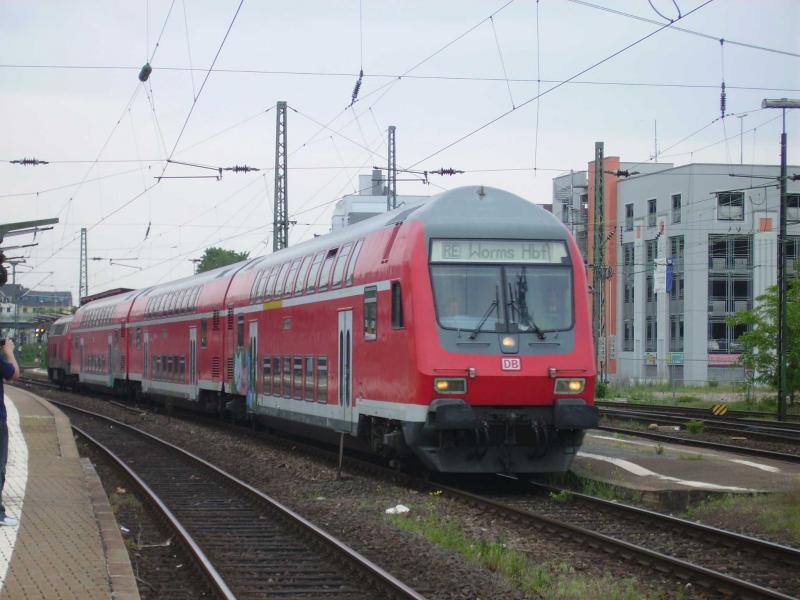 Seit die uns die 146 abgenommen haben,fhrt nur noch´dieser Zug mit Dostos,hier beim Abstellen.